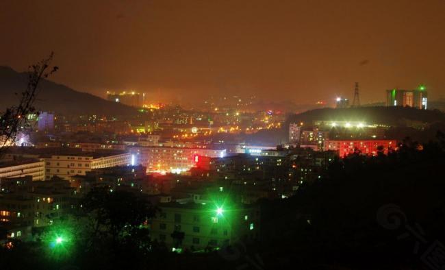 城市工业区夜景 嶂背图片