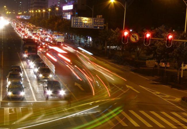 夜间公路上的车流图片