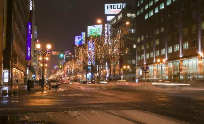 日本 札幌 雪夜的街景图片