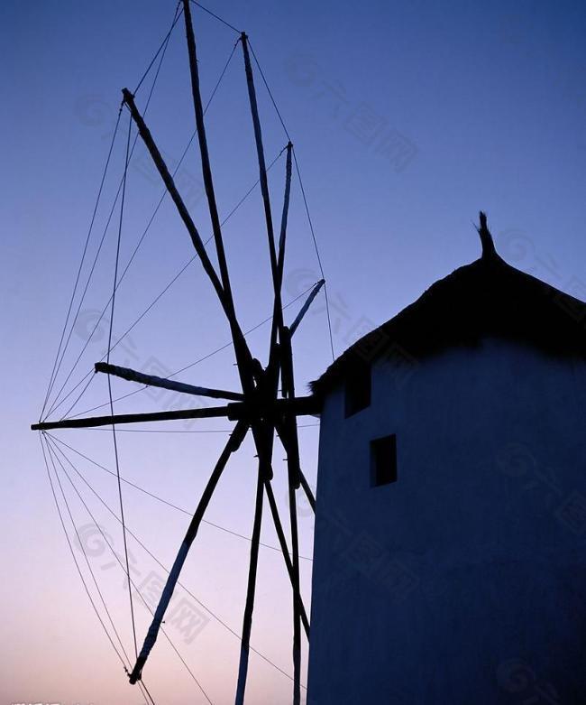 夕阳下的荷兰风车剪影图片