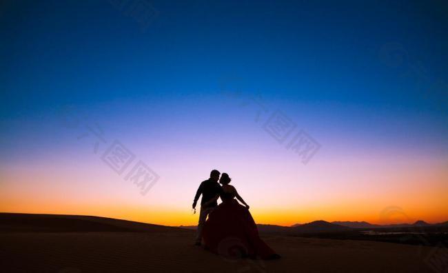 沙漠夕阳剪影婚纱照图片