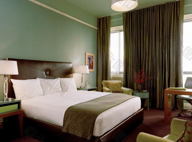 酒店 宾馆 客房 卧室 冷调 绿色 台灯 吊灯 床 双人床 沙发 桌子 窗帘 窗图片