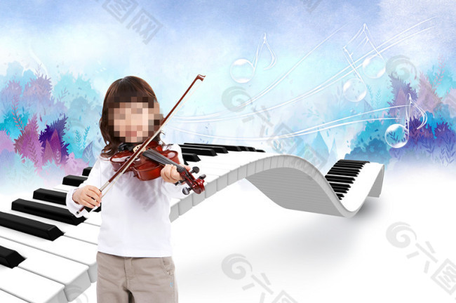 钢琴键旁拉小提琴的女孩