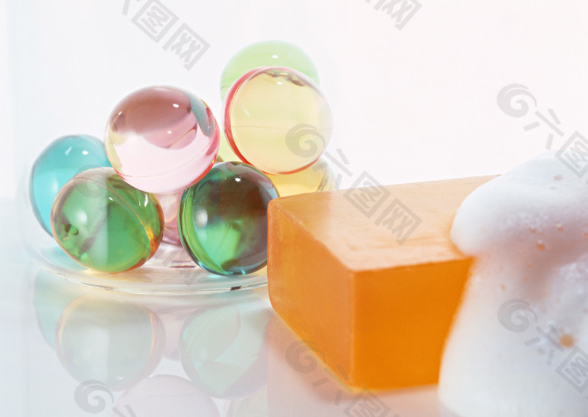 彩色玻璃珠与肥皂泡沫