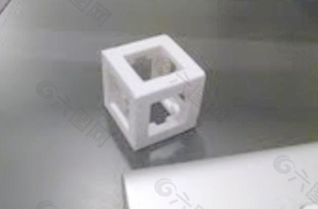 单元上的两侧使用立方体。