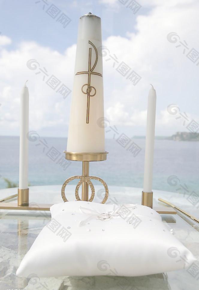 海邊教堂的婚禮燭台图片