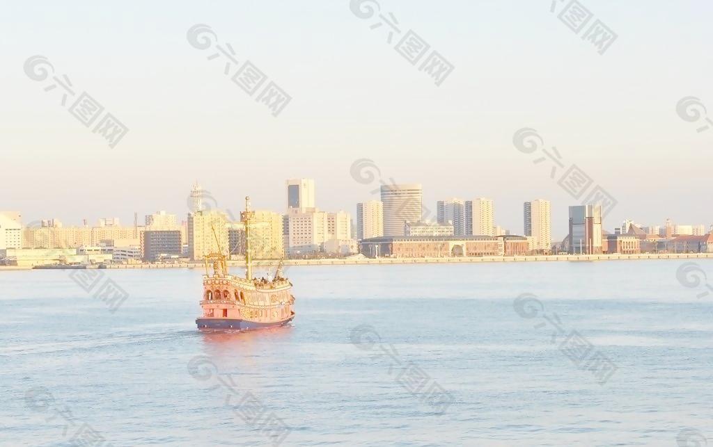 神户海滨 海盗船驶向远方图片