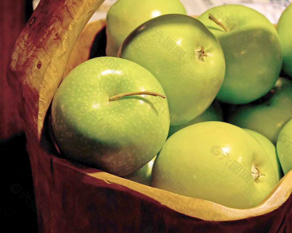 绿色的苹果在篮子里