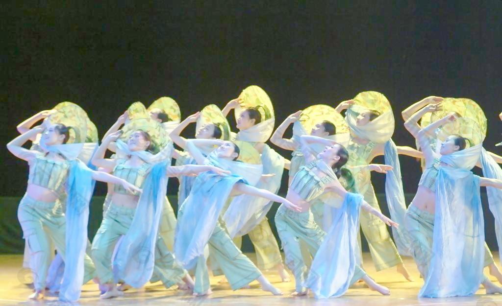舞蹈 女人 蓝色 群舞图片