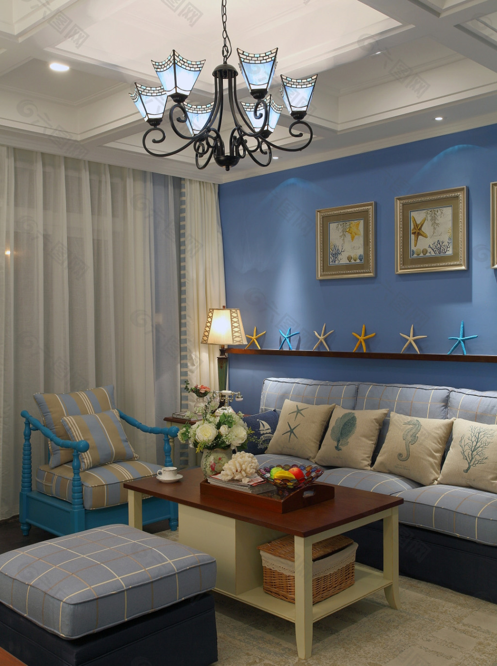 地中海风格别墅客厅蓝色窗帘装修效果图_别墅设计图