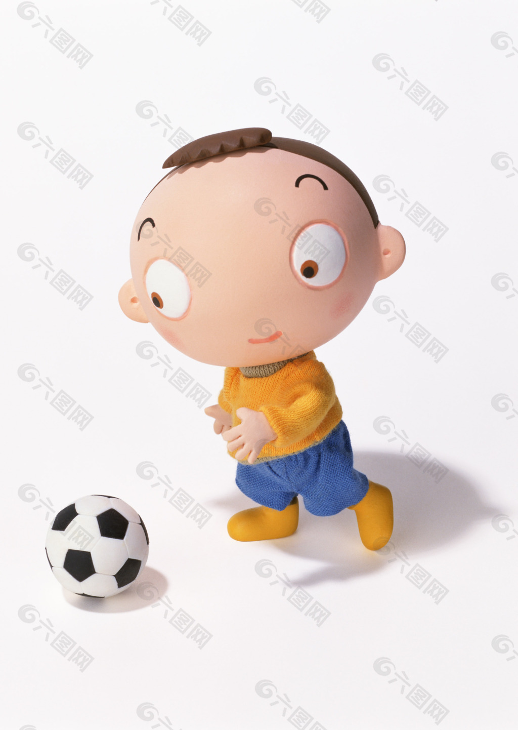 踢足球的小孩图片