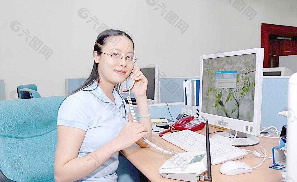 亚洲美女写真 中国 白领 商务 电话 办公 办公室图片
