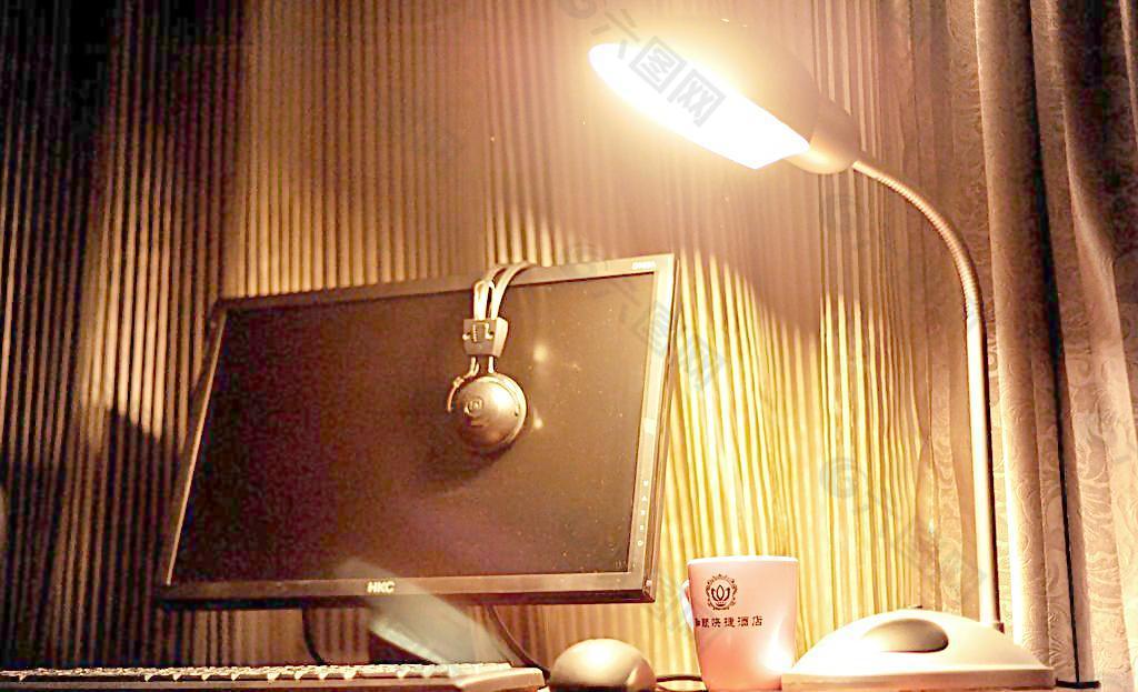 电脑和台灯图片