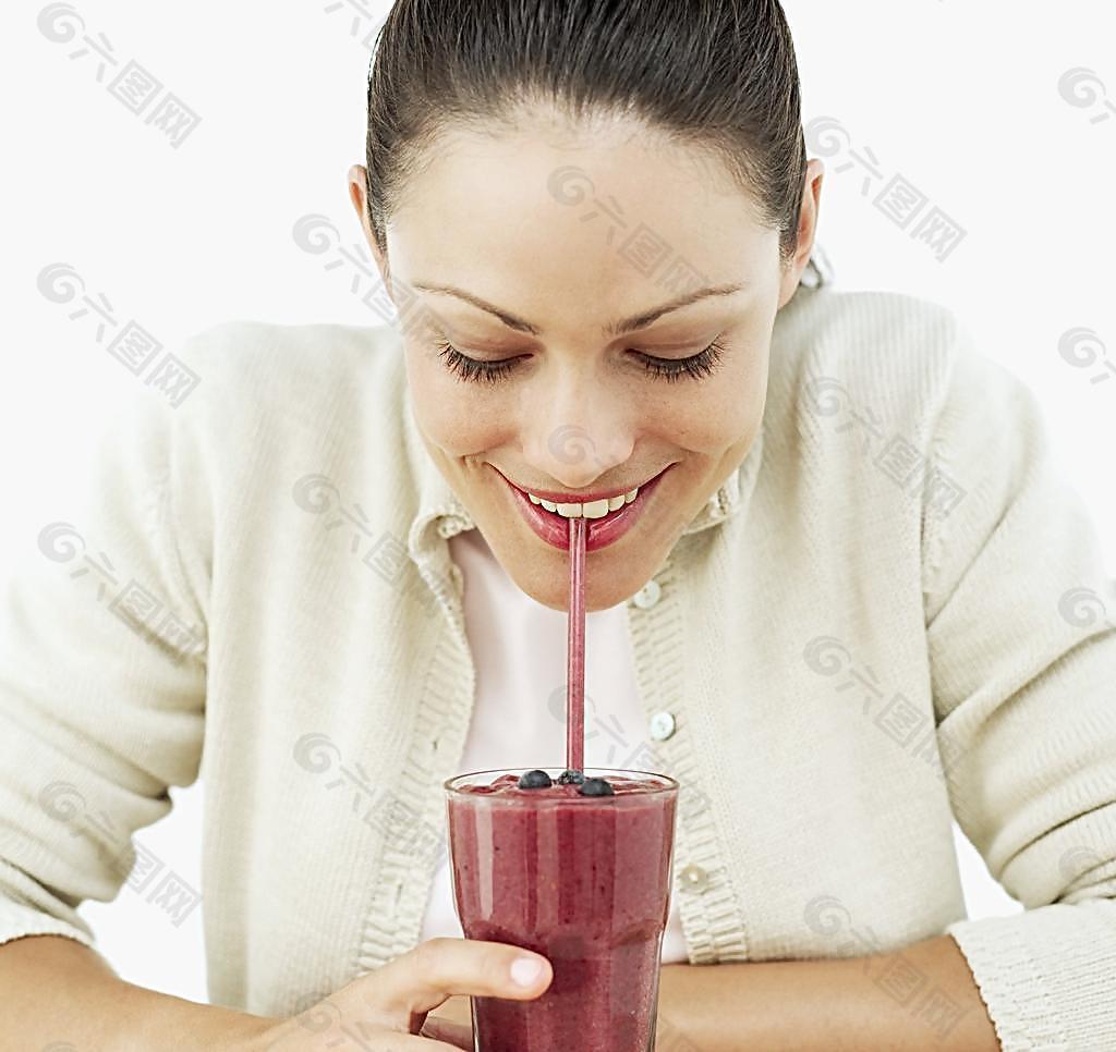 喝蔬菜汁的女人图片