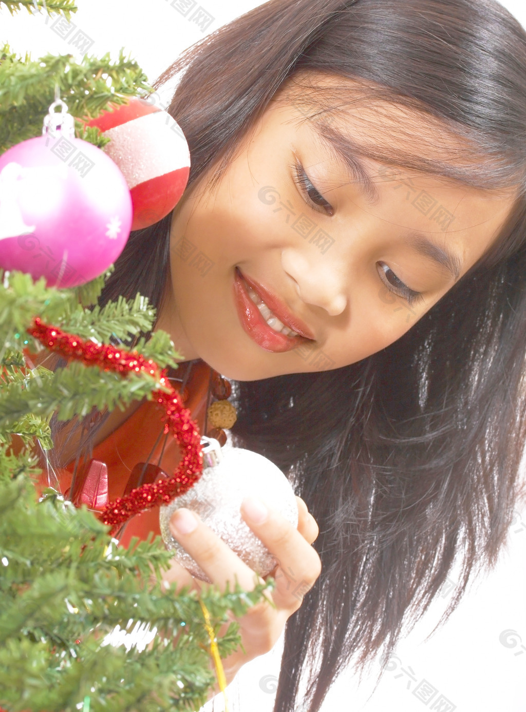 女孩加球的一棵圣诞树