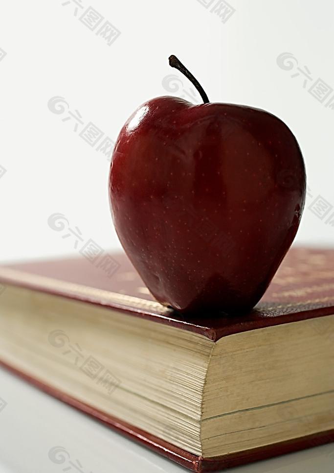 书本与苹果图片