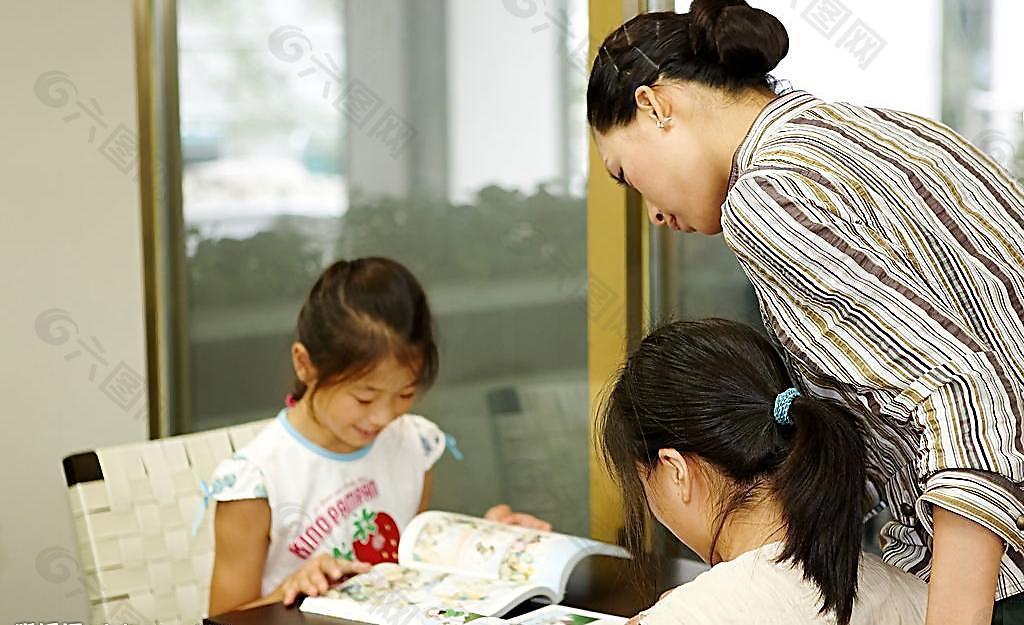 老师教导 孩子学习图片