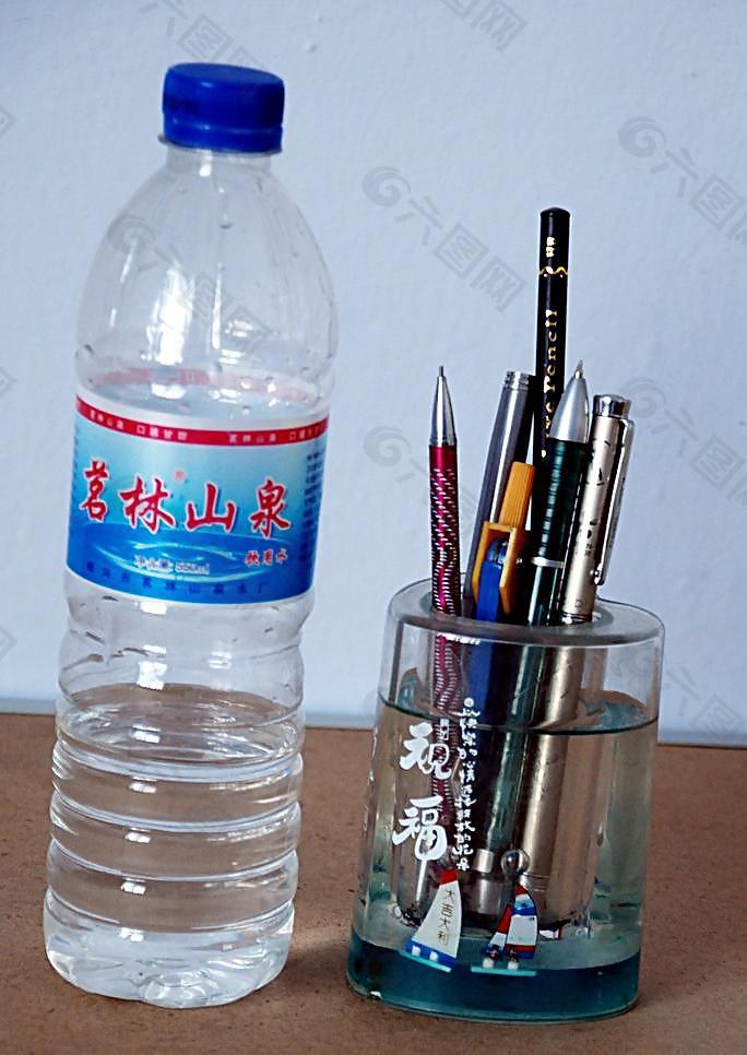 笔筒与矿泉水图片