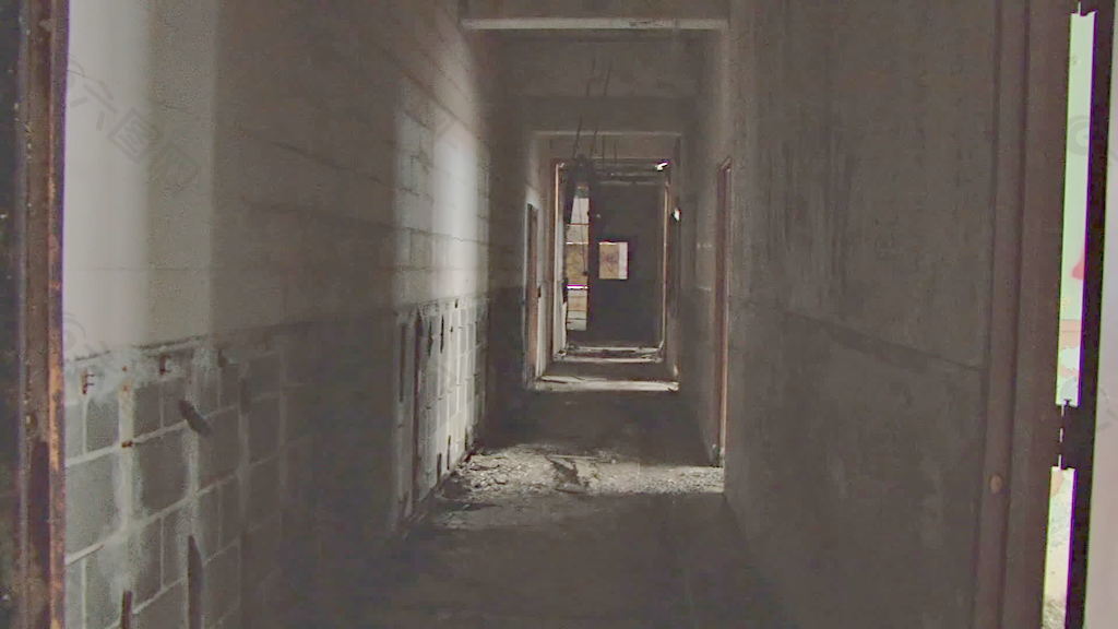 恐怖的走廊在废弃的建筑存量的录像 视频免费下载