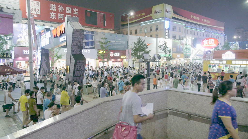 繁忙的夜晚的街道在北京股市的录像 视频免费下载