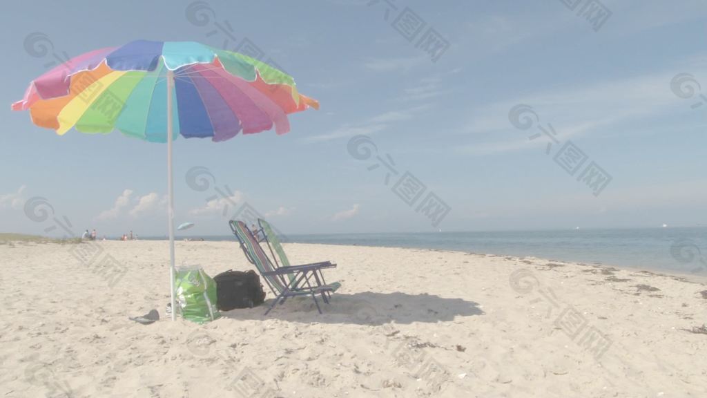 丰富多彩的沙滩椅、沙滩伞对股票的录像 视频免费下载