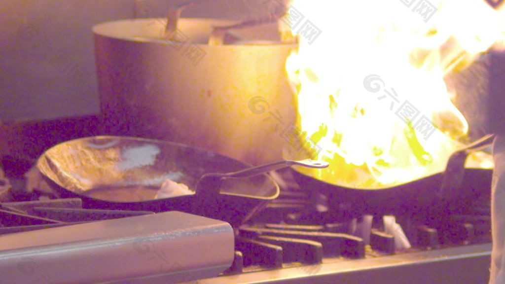 厨师烹饪在厨房2股票视频火焰 视频免费下载