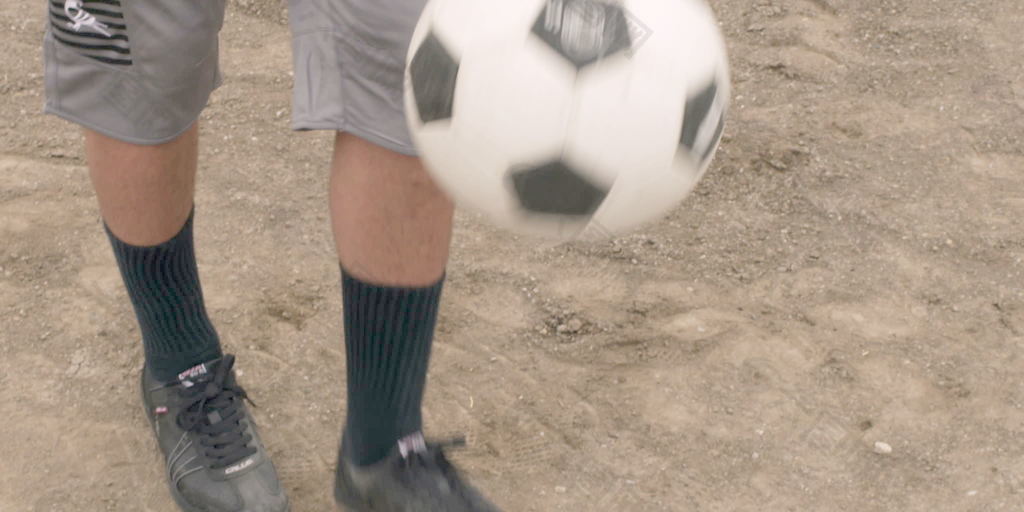 人杂耍足球在慢动作2股票的录像 视频免费下载