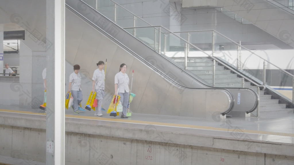 中国人清洁的火车站股票视频 视频免费下载