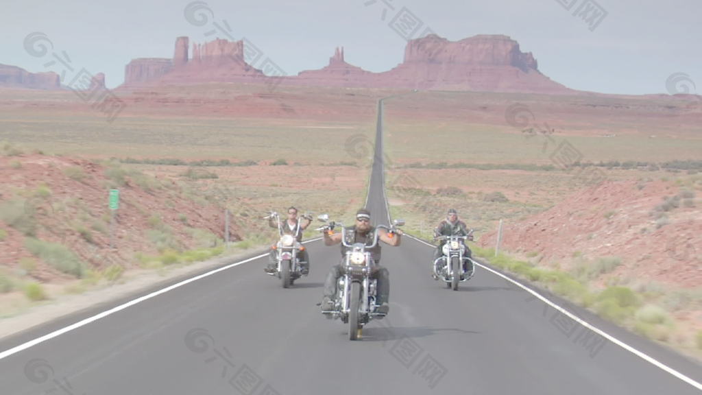 三哈雷摩托车传动沙漠公路股票视频 视频免费下载