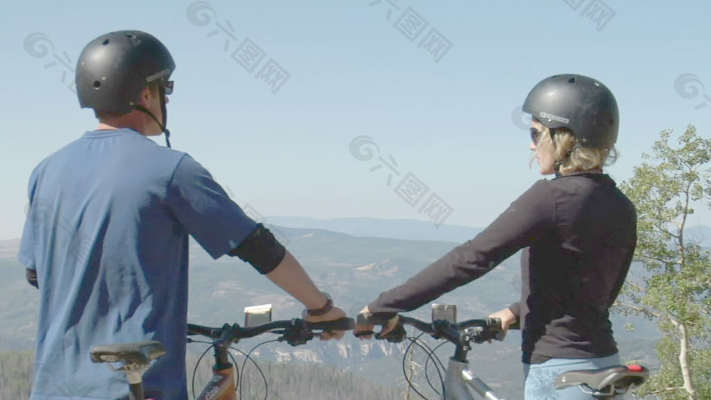 山地自行车夫妇停下来查看股票的录像 视频免费下载