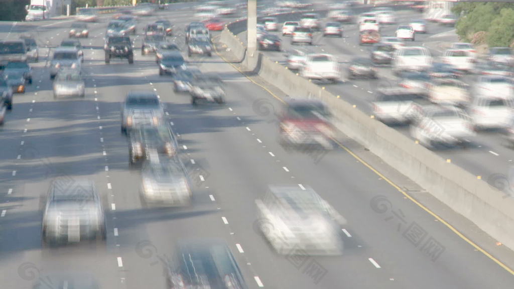 汽车飞驰在高速公路上股票的录像 视频免费下载