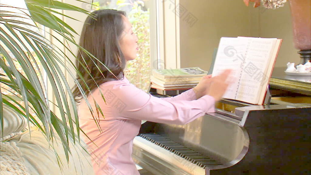 女人弹钢琴的股票视频 视频免费下载