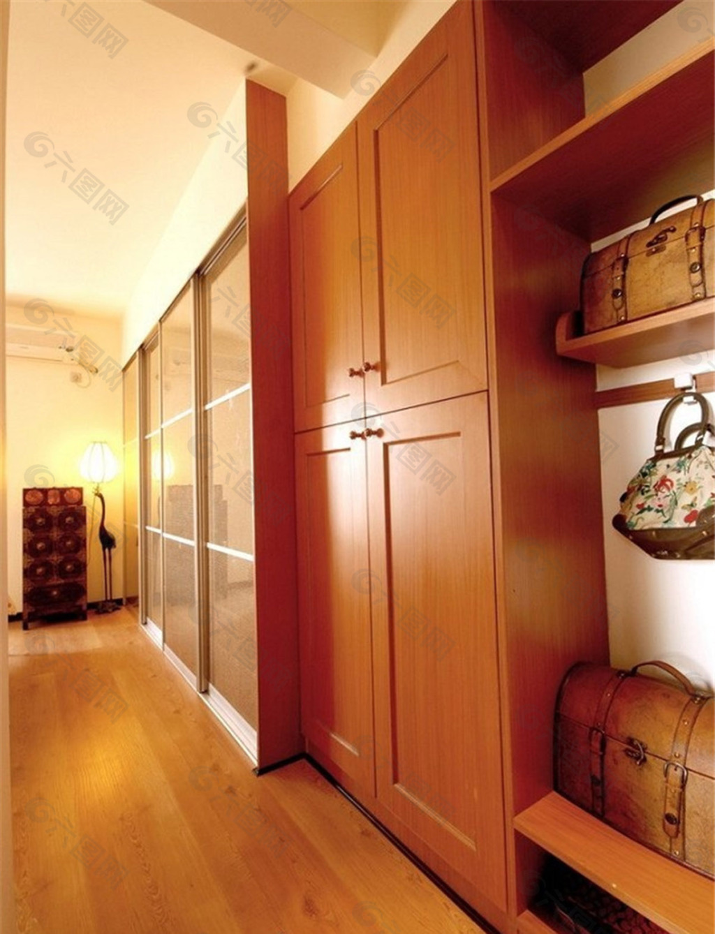 三门原木色衣柜效果图 小户型也能挤出大空间_精选图集-全屋定制衣柜网