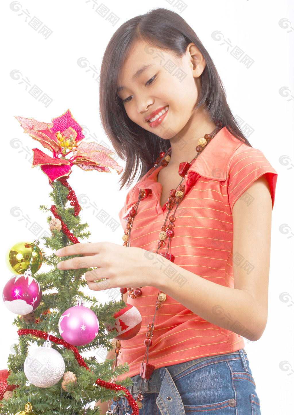女孩加入装饰一棵圣诞树