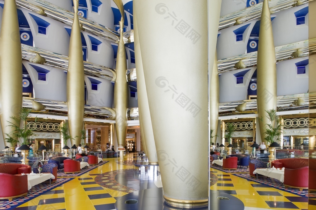 迪拜豪华酒店内的特色帆船大厅