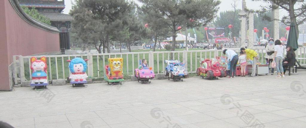 公园广场玩具童车图片