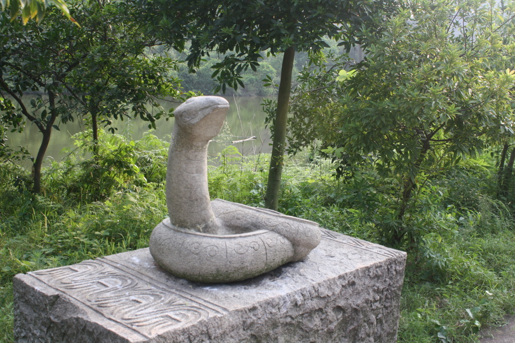 蛇雕刻
