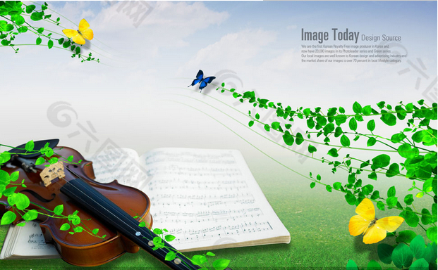 草地上的小提琴与乐谱PSD分层素材