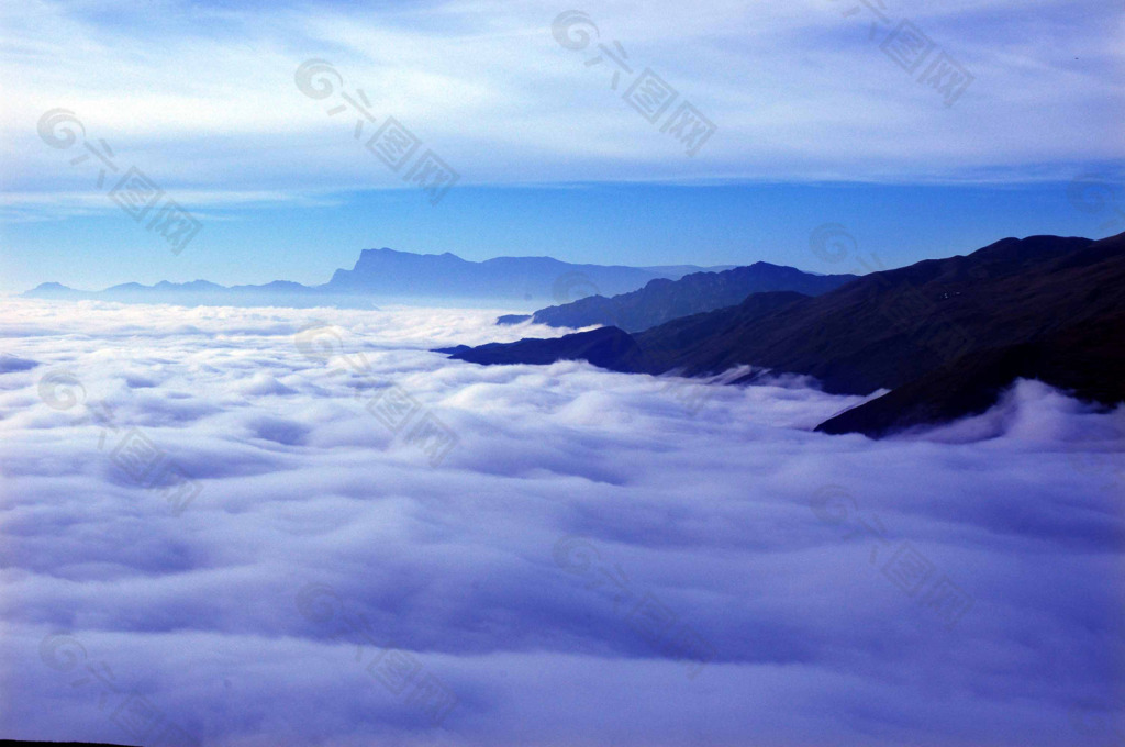 云雾缭绕大山背景图