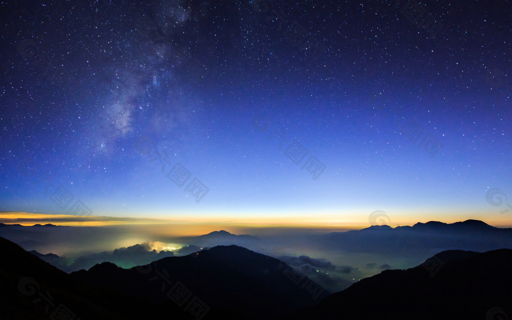 唯美天空山峦蓝色调背景高清图片壁纸