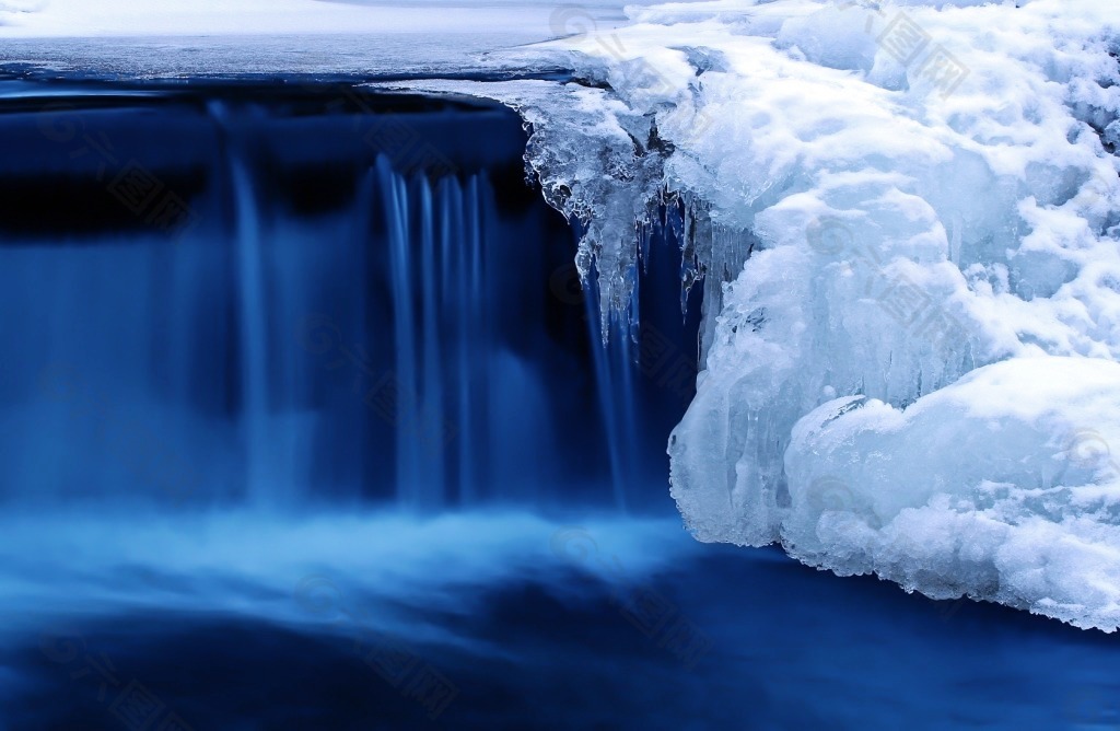 高饱和度水流冰层融化背景高清图片壁纸