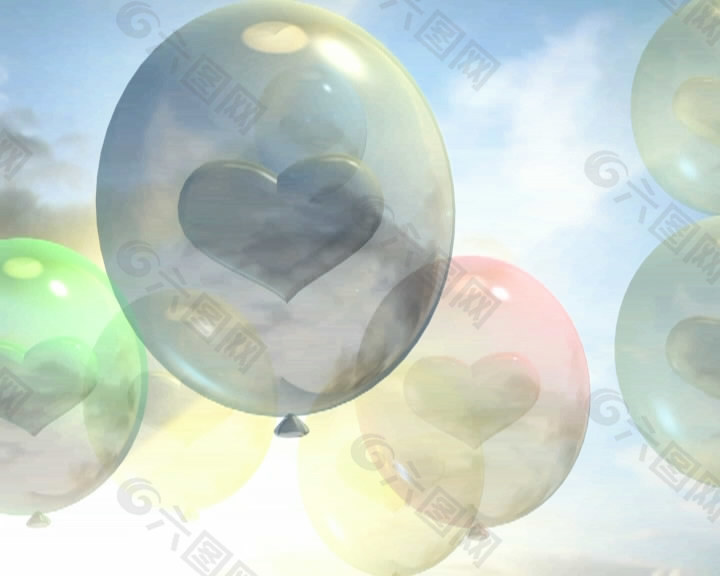 天空中缓缓上升的浪漫爱心气球视频