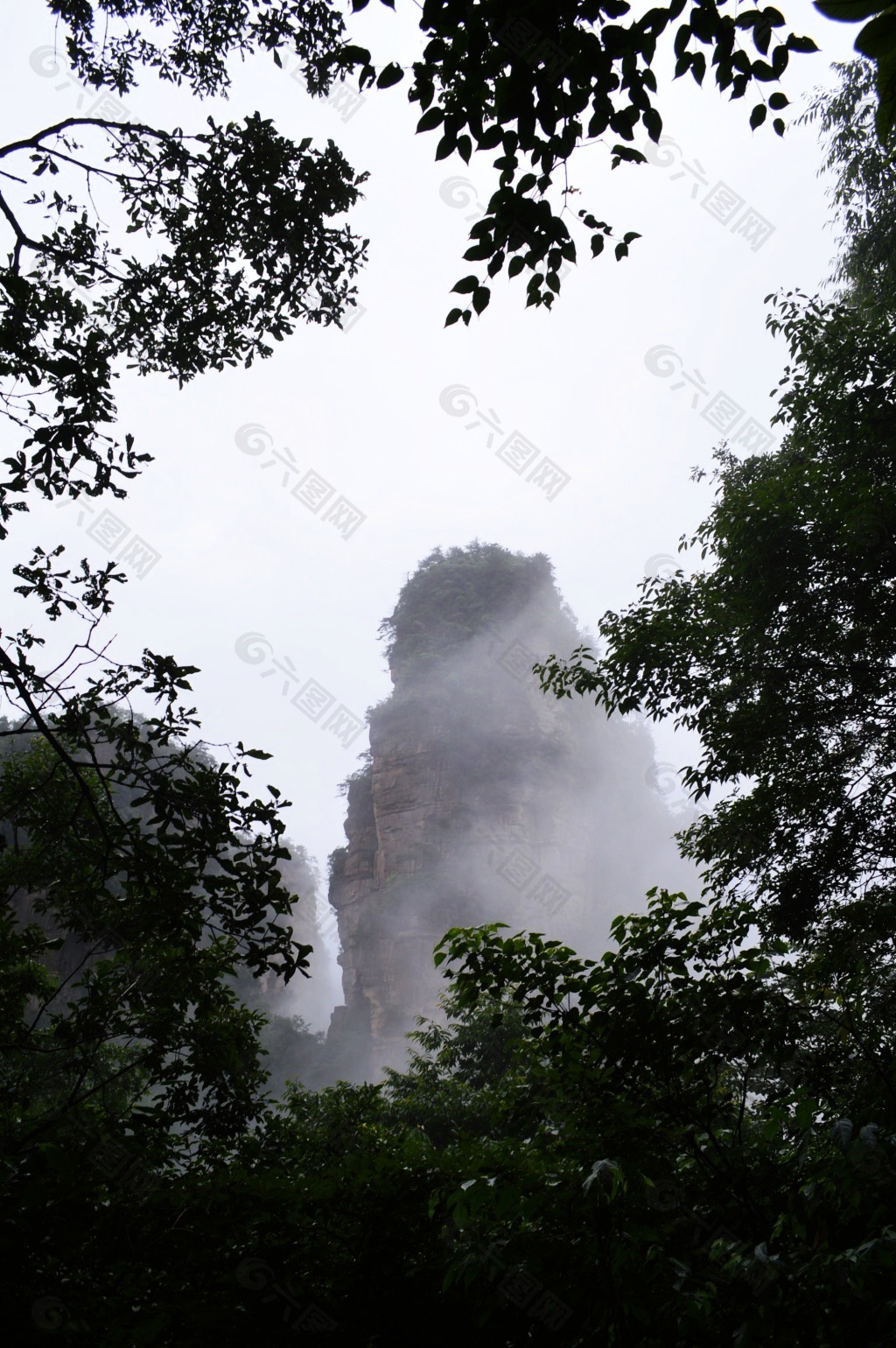 石头山山水画