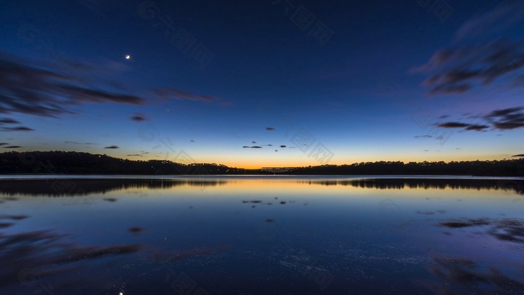 夜晚海上背景图片