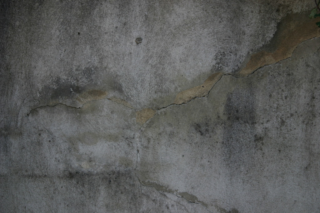 斑驳裂纹水泥墙背景图片