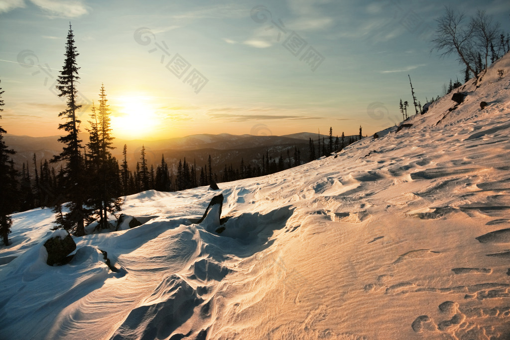 雪地夕阳落日风景背景图