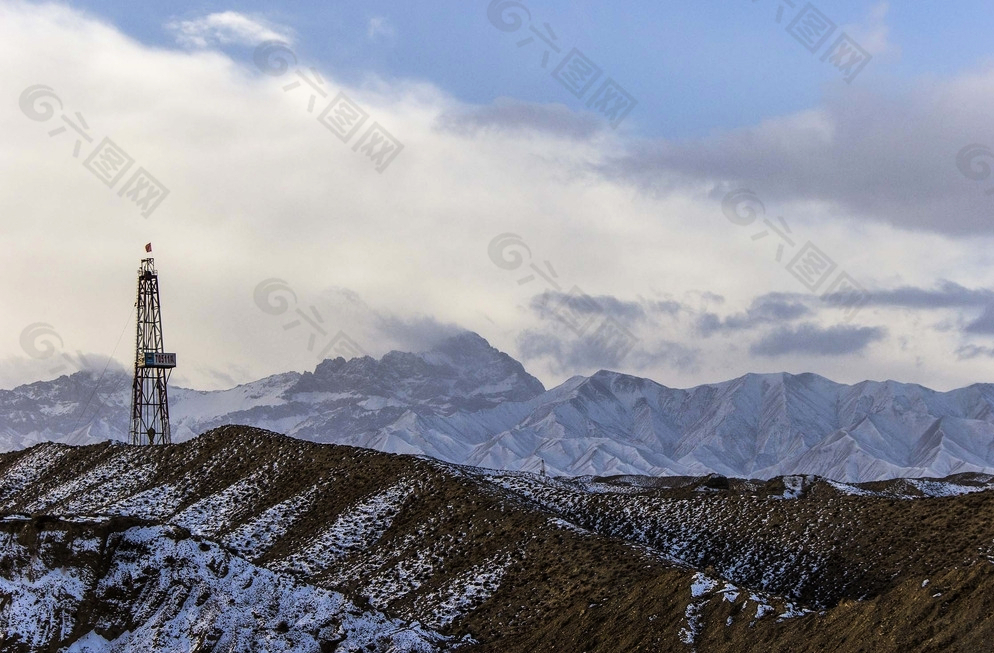 戈壁雪山图片