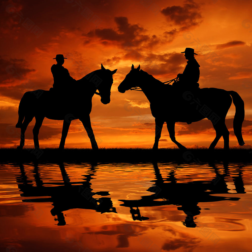 夕阳下河边的两个美国西部牛仔