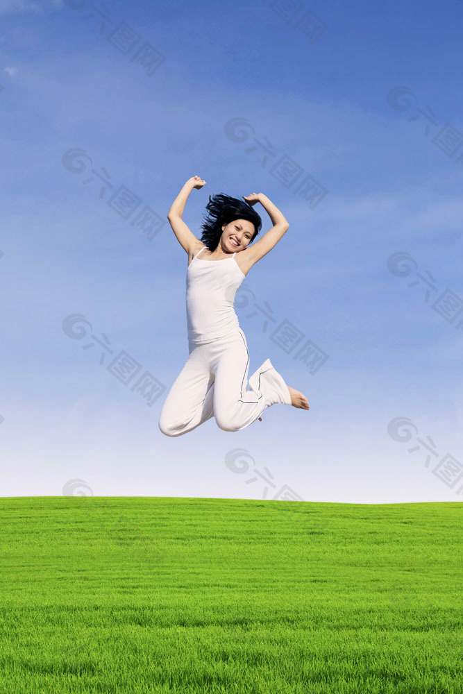 草地上跳跃的美女