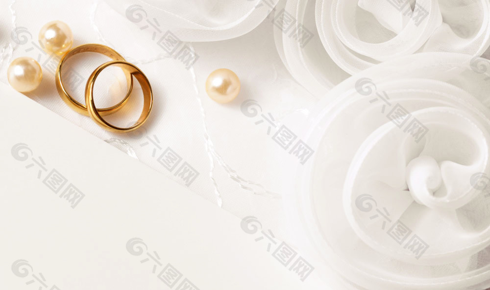 黄金戒指与珍珠背景图片